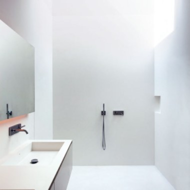 Baño minimalista en la Casa de Aluminio (© Fran Silvestre Arquitectos)