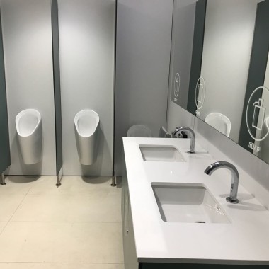 Urinarios Geberit en los servicios de la nueva terminal de cruceros (©Batlle i Roig Arquitectura)