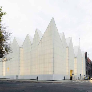 Fachada principal del auditorio Mieczyslaw Karlowicz en Szczecin, Polonia (© Simon Menges)