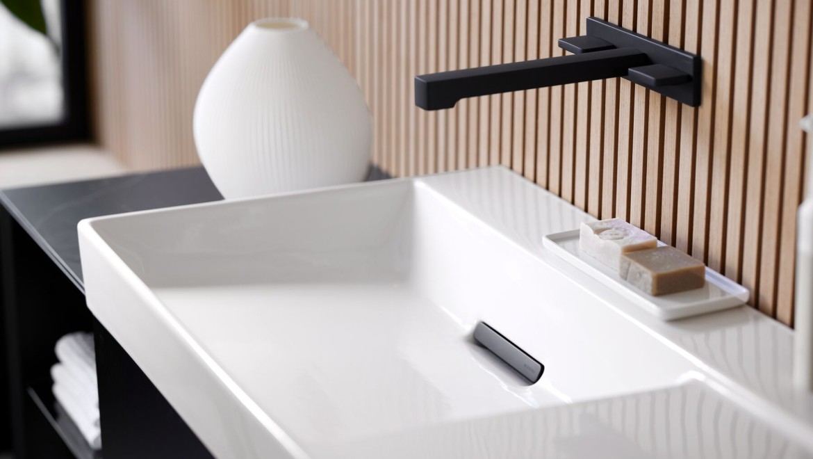 Lavabo con grifo, mueble y accesorios en negro