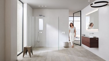 Baño Geberit ONE con sanitarios y muebles en blanco (© Geberit)