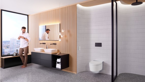 Hombre en baño Geberit ONE con Geberit AquaClean Mera y espejo Geberit Option Plus