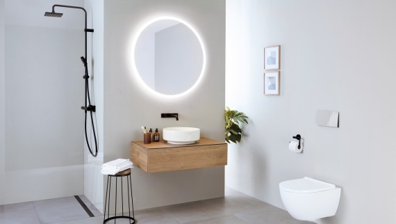 Baño con lavabo y mueble Geberit VariForm e inodoro Acanto