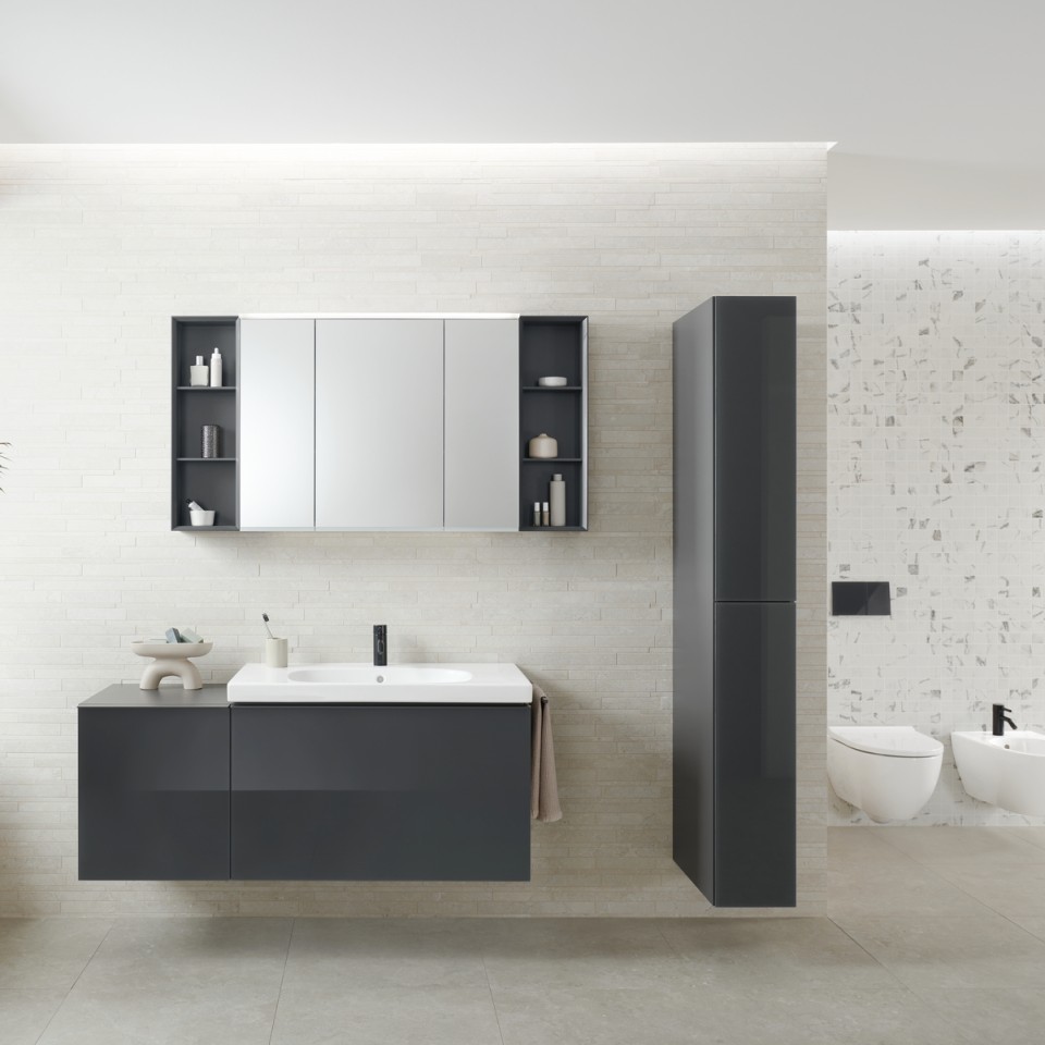 Cuarto de baño Geberit Acanto con lavabo, muebles, inodoro y bidé