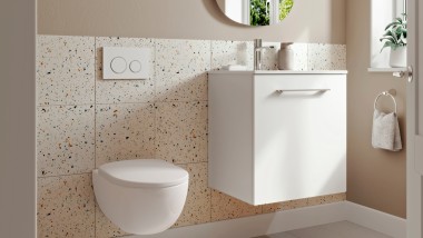 Baño pequeño Geberit Selnova con inodoro y lavabo con mueble bajo suspendidos