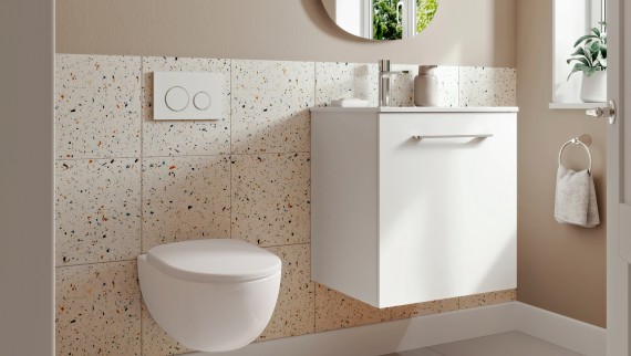 Baño pequeño Geberit Selnova con inodoro y lavabo con mueble bajo suspendidos