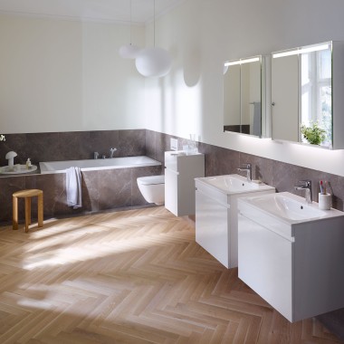 Baño equipado con productos de la serie de baño Geberit Selnova