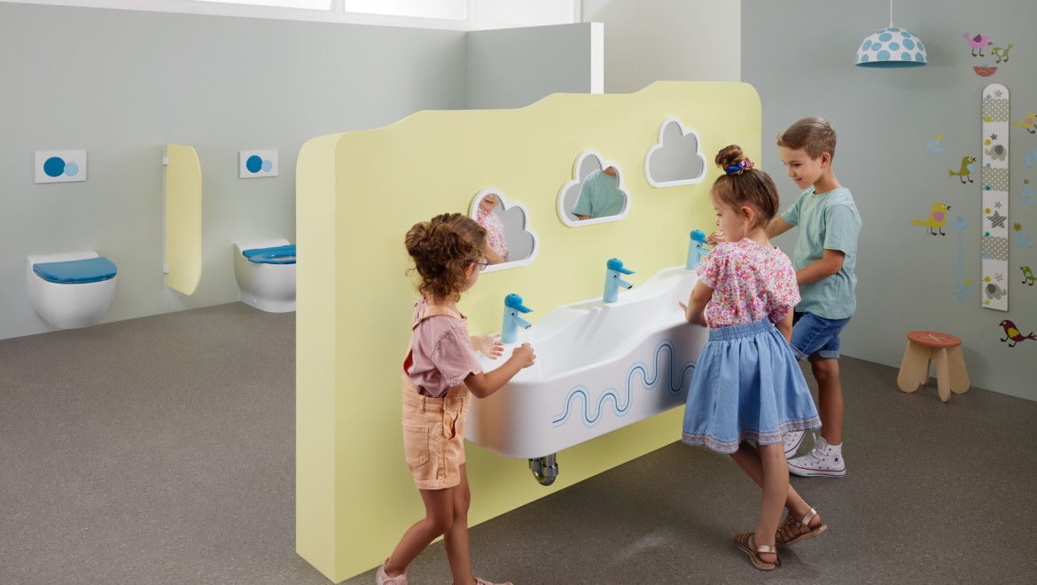 Niños jugando en un baño Geberit Bambini