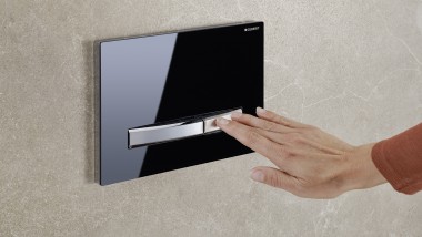 Geberit Sigma50 en cristal negro con pulsadores en cromado brillante