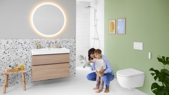 Geberit AquaClean Alba con una mujer y un niño en el baño