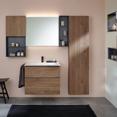 Cuarto de baño con lavabo y muebles de baño Geberit iCon