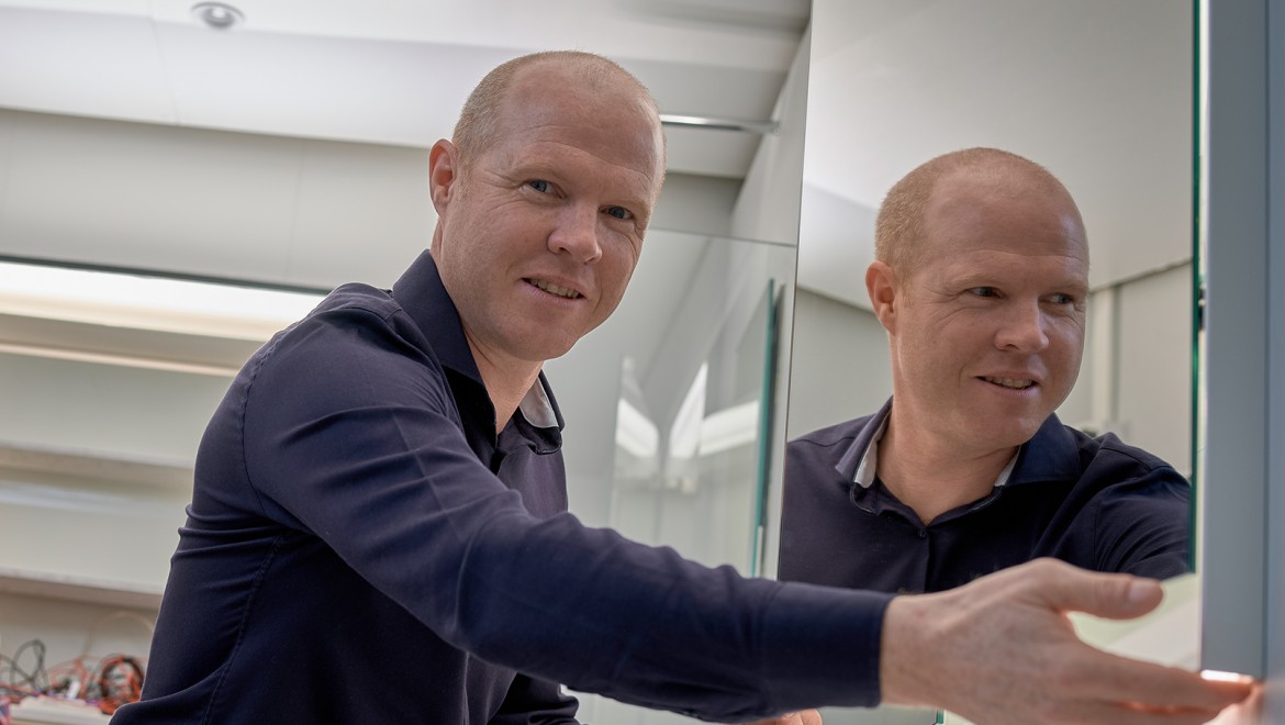 El experto en iluminación Andreas Janser en el laboratorio de iluminación de la sede central de Geberit en Rapperswil-Jona, Suiza (© Geberit)