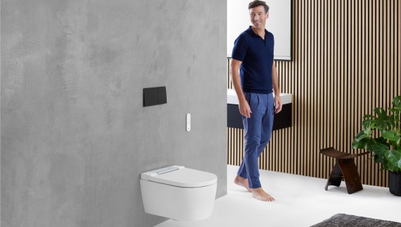 Inodoro bidé AquaClean Sela en un baño Geberit