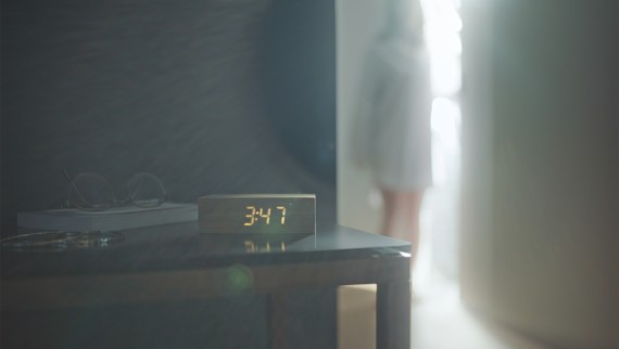 Reloj despertador en el dormitorio