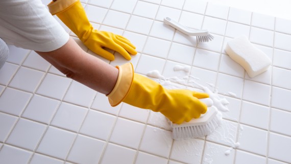 Persona fregando el suelo del baño