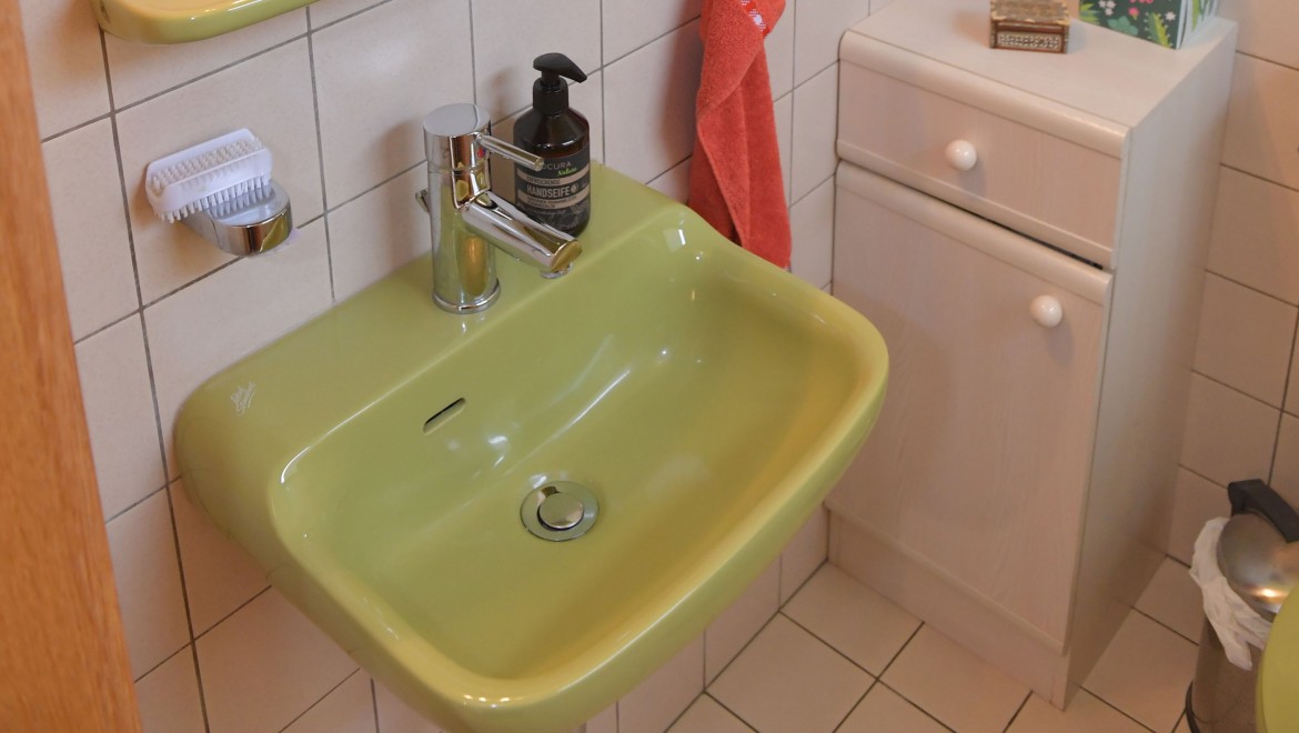 El baño de invitados con un pequeño mueble y lavabo