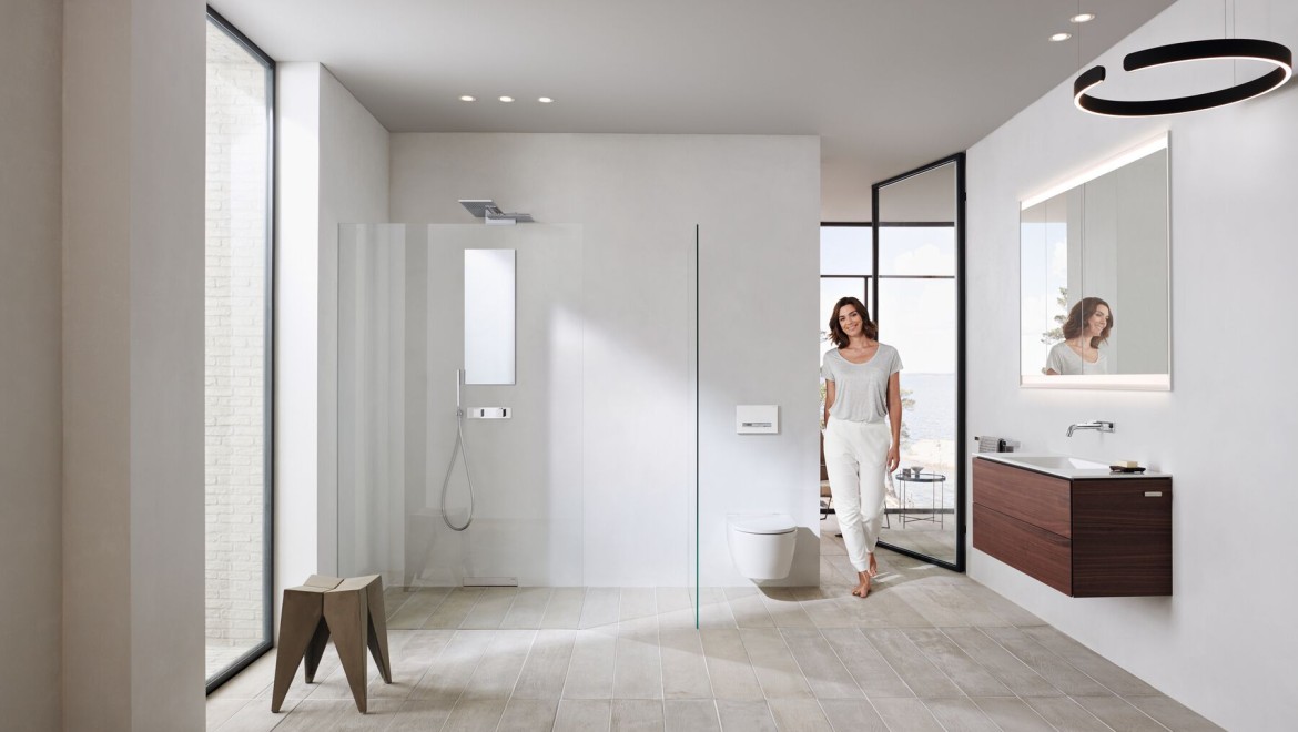 Baño Geberit ONE con sanitarios y muebles en blanco (© Geberit)