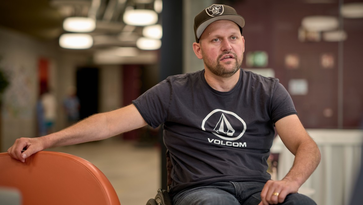 En conversación con Peter Roos en el Centro Suizo para Parapléjicos en Nottwil (© Ben Huggler)