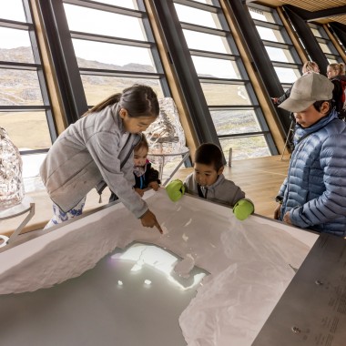 Niños en la exposición del Icefjord Centre Ilulissat (© Adam Mørk)