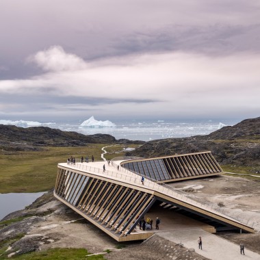 La forma curva del edificio supuso un desafío para las instalaciones sanitarias (© Adam Mørk)