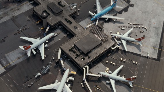 Vista aérea de la Terminal B del aeropuerto de Zúrich (principios de los años 80) (© Swissair)