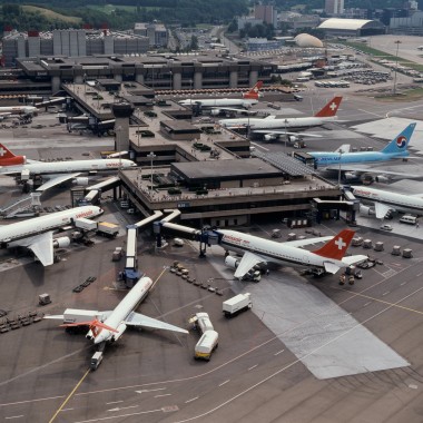 Vista aérea de la Terminal B de Zúrich en los años 80 (© Swissair)