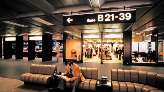 Fotografía del interior de la terminal B del aeropuerto de Zúrich-Kloten, de los años 80 (© ETH-Bibliothek Zürich)