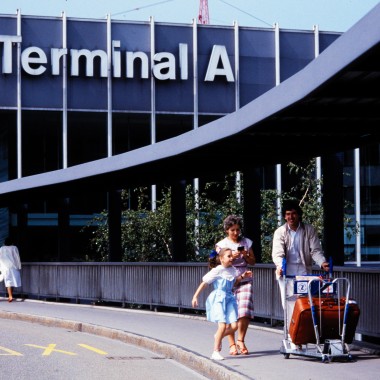 Peatones frente a la Terminal A en 1985 (© Swissair)