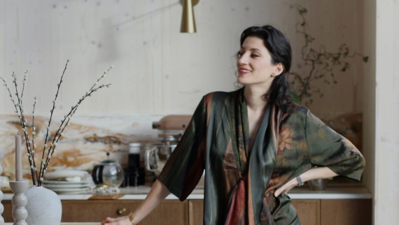 La experta en interiorismo y diseñadora Büşra Qadir (© Büşra Qadir) La experta en interiorismo y diseñadora Büşra Qadir (© Büşra Qadir)