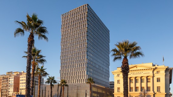 Torre del Pireo, Atenas (© George Fakaros) Torre del Pireo, Atenas (© George Fakaros)
