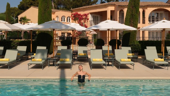 Piscina frente a Villa Miraé en Antibes (© Marion Butet Studio)