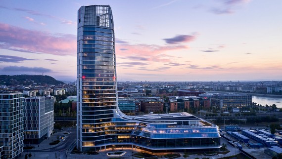 Visible desde lejos: con sus 143 metros de altura, el MOL Campus es el edificio más alto de Hungría (© MOL Gruppe)