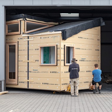 Gran mudanza para la microcasa: en mayo de 2022, "Sprout" se mudó del taller al barrio verde de Olst-Wijhe (NL) (© Chiela van Meerwijk)