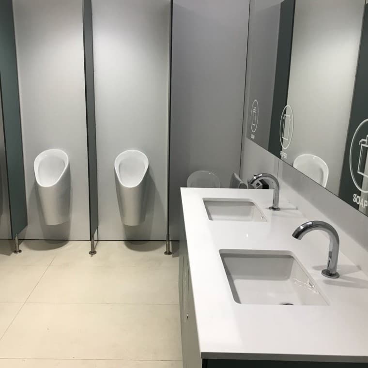 Urinarios Geberit en los servicios de la nueva terminal de cruceros (©Batlle i Roig Arquitectura) Urinarios Geberit en los servicios de la nueva terminal de cruceros (©Batlle i Roig Arquitectura)