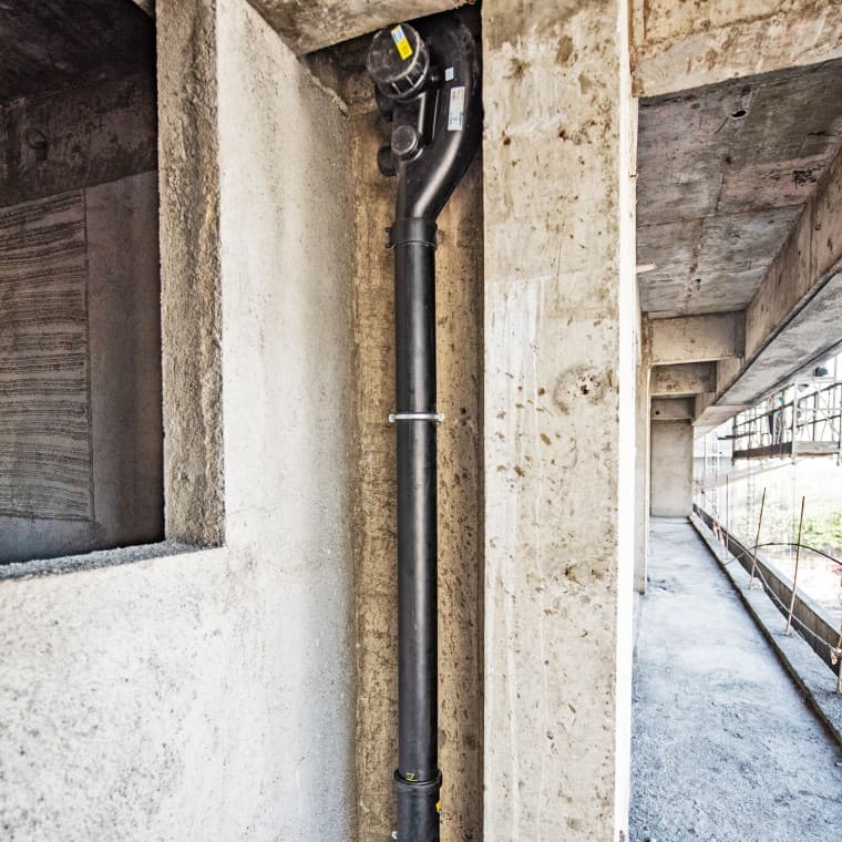 Tecnología Geberit SuperTube instalada en las bajantes de las Gateway Towers Tecnología Geberit SuperTube instalada en las bajantes de las Gateway Towers