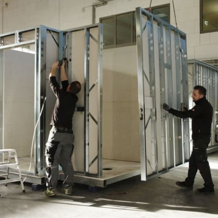 El módulo de baño se construye en fábrica con las paredes premontadas El módulo de baño se construye en fábrica con las paredes premontadas