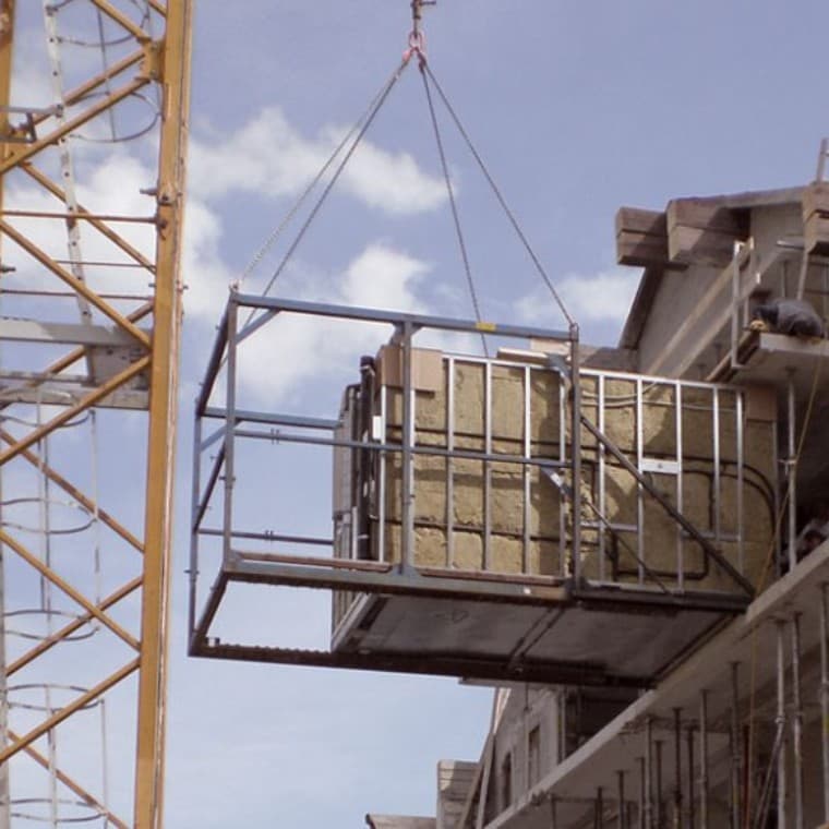 El módulo de baño totalmente terminado en la planta industrial se transporta a pie de obra El módulo de baño totalmente terminado en la planta industrial se transporta a pie de obra