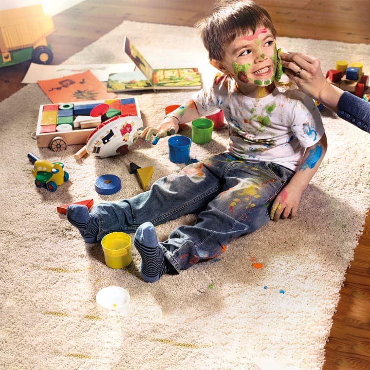 Niño cubierto de pintura Niño cubierto de pintura