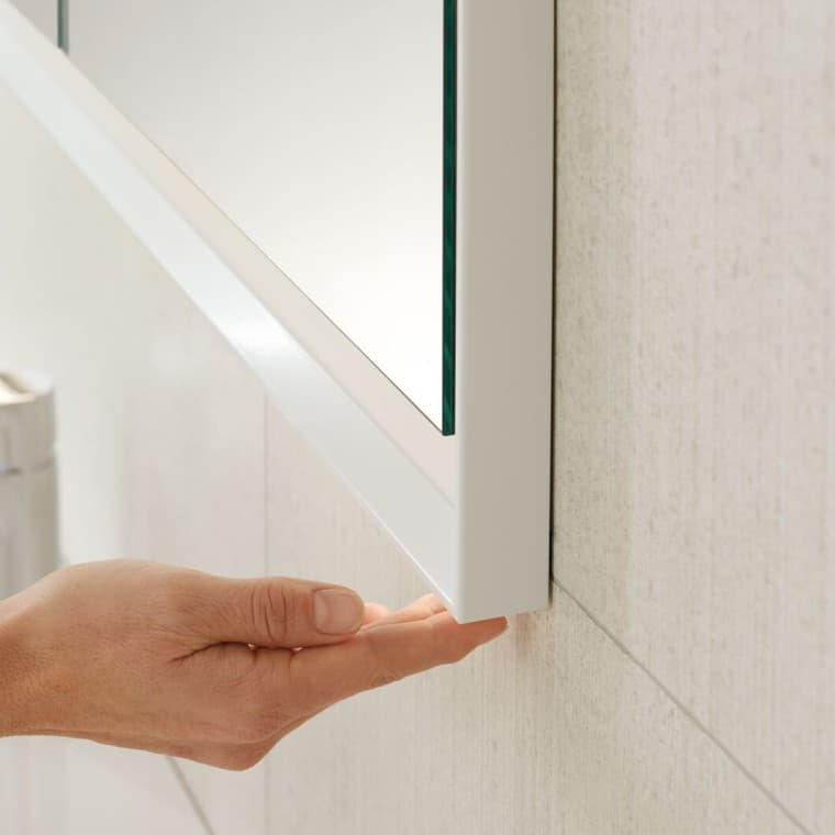 Manejo muy sencillo e intuitivo del armario con espejo Geberit ONE Manejo muy sencillo e intuitivo del armario con espejo Geberit ONE