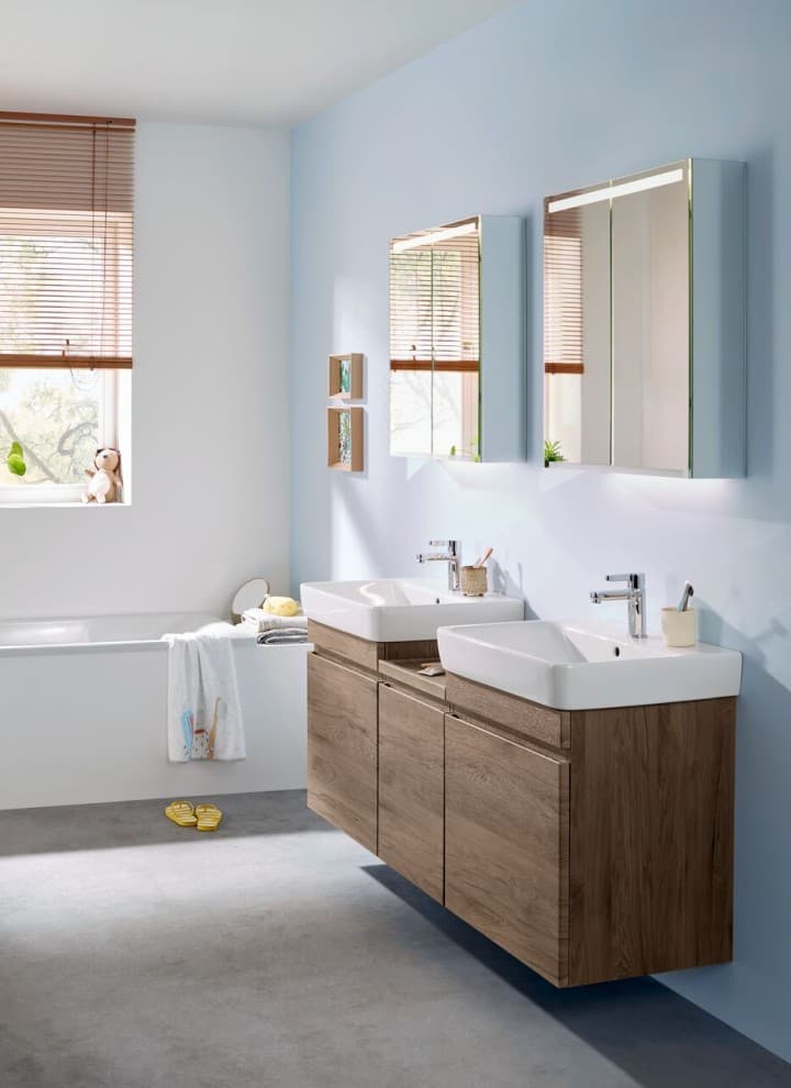 Baño Geberit con dos lavabos que incluye muebles en nogal Baño Geberit con dos lavabos que incluye muebles en nogal