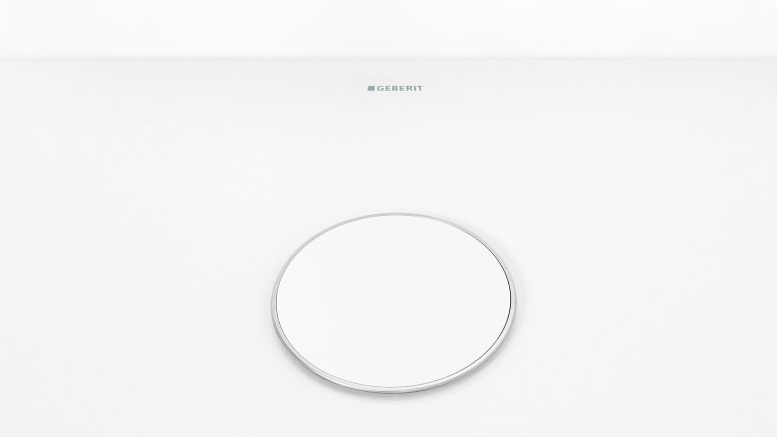 Tapón de desagüe en blanco con un discreto borde cromado brillante Tapón de desagüe en blanco con un discreto borde cromado brillante