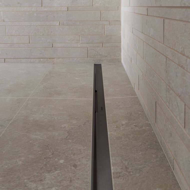 El agua se filtra a través de un elegante perfil de acero inoxidable. El agua se filtra a través de un elegante perfil de acero inoxidable.