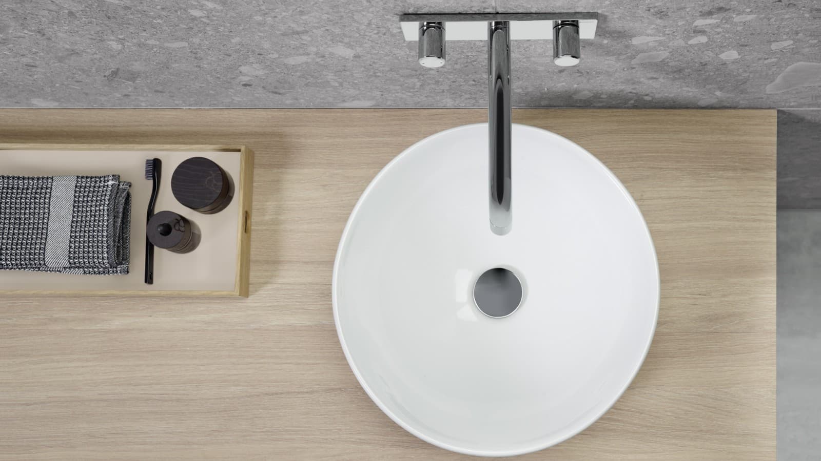 Baño con lavabo sobre encimera VariForm, espejo y muebles. Baño con lavabo sobre encimera VariForm, espejo y muebles.