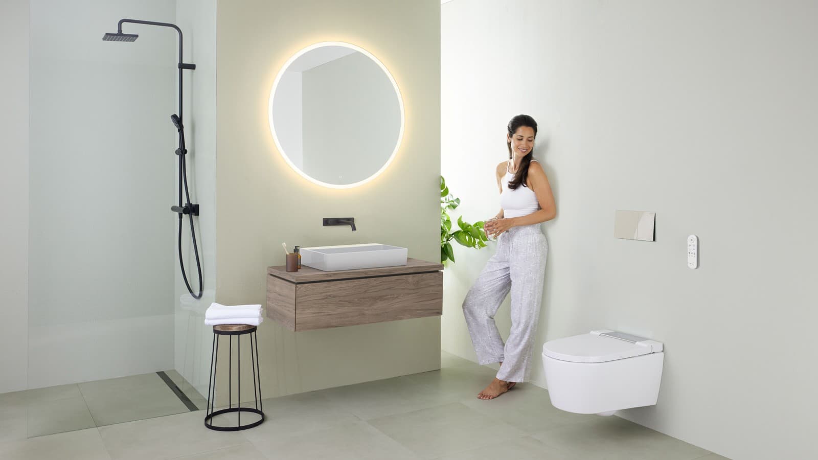 Mujer en un baño minimalista Mujer en un baño minimalista