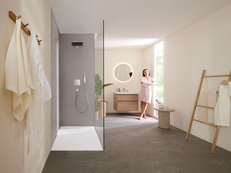 Mujer en un baño con ducha Mujer en un baño con ducha