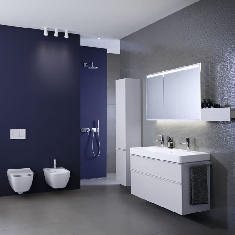Cuarto de baño con inodoro, bidé, lavabo y mueble Geberit Smyle Cuarto de baño con inodoro, bidé, lavabo y mueble Geberit Smyle