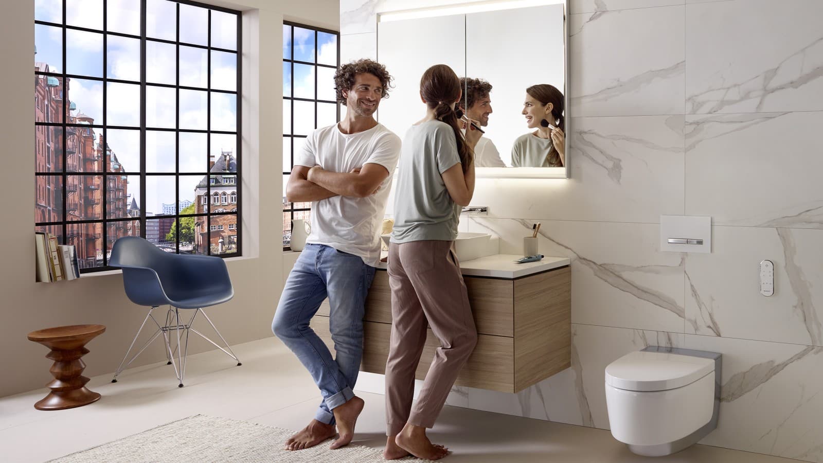Gracias a sus prácticas funciones, el baño Geberit ONE garantiza una mejor higiene alrededor del lavabo. Gracias a sus prácticas funciones, el baño Geberit ONE garantiza una mejor higiene alrededor del lavabo.