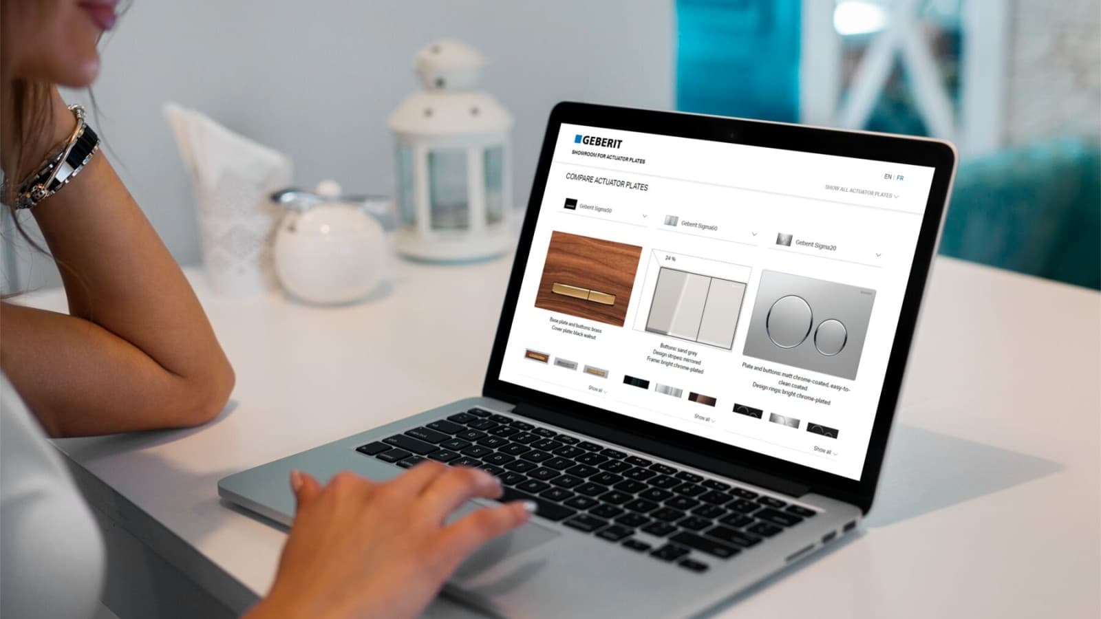 Una mujer compara los pulsadores de Geberit Una mujer compara los pulsadores de Geberit