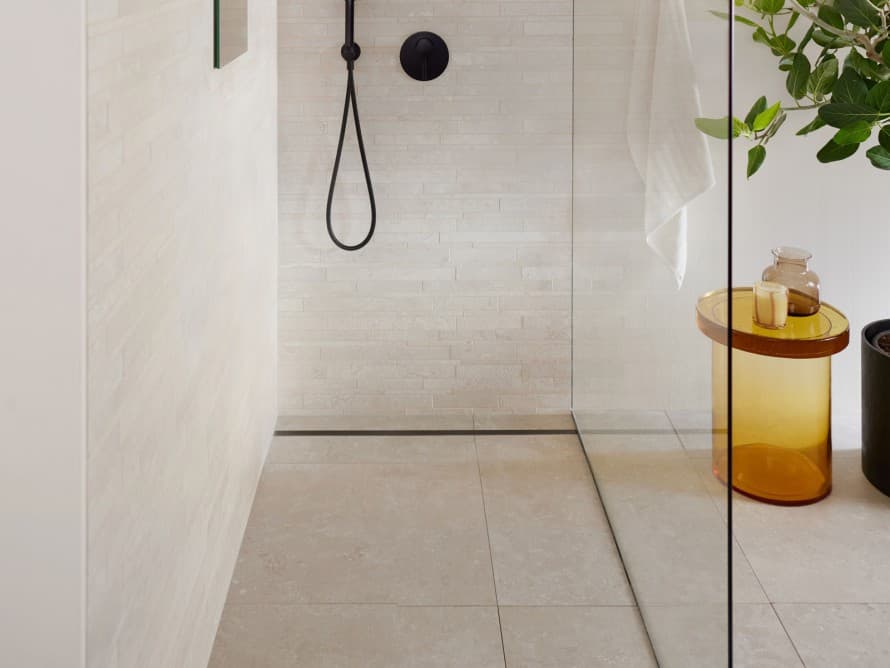Baño con azulejos grandes y ducha a ras de suelo. Baño con azulejos grandes y ducha a ras de suelo.
