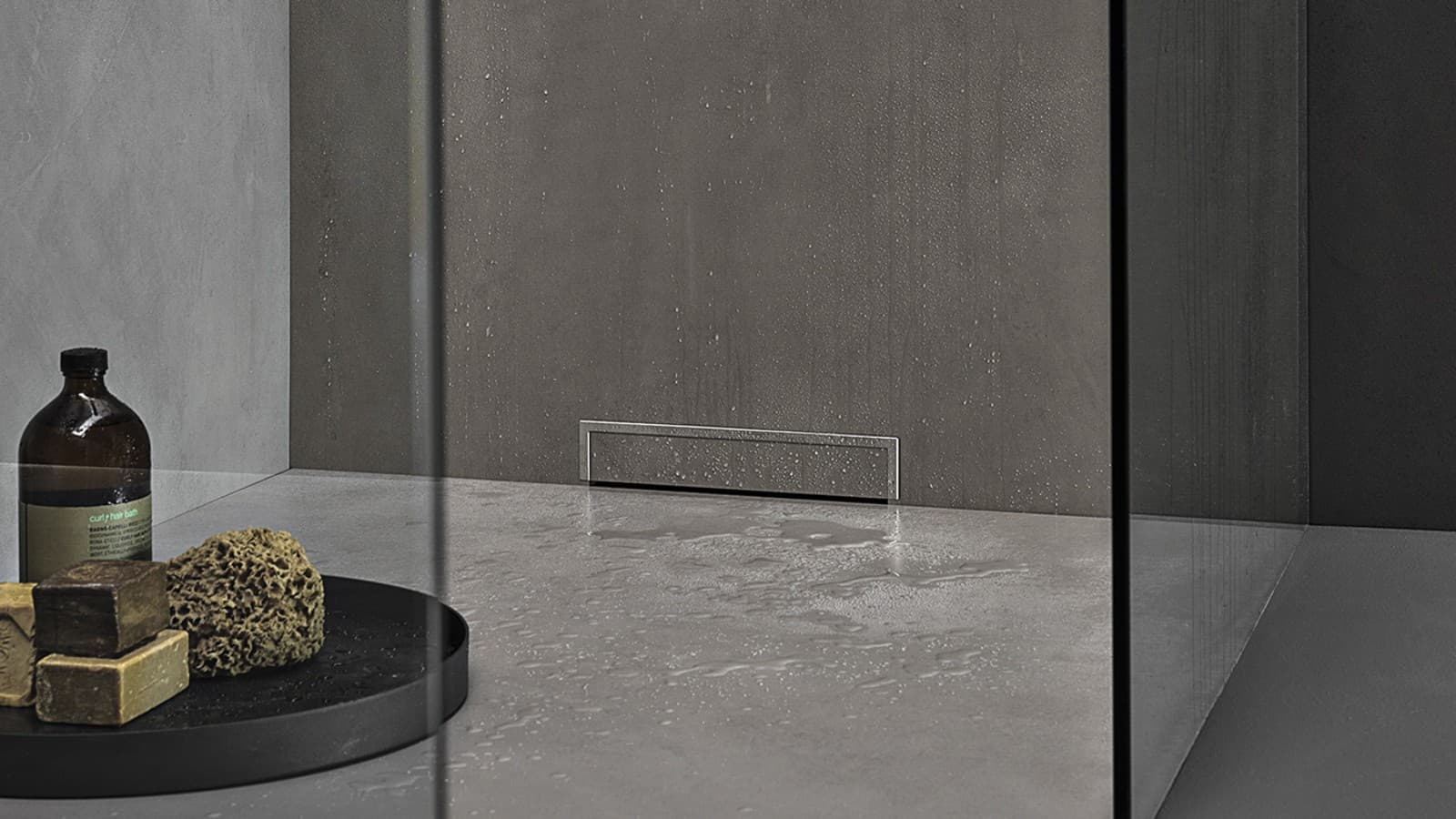 Ducha con desagüe de pared Ducha con desagüe de pared